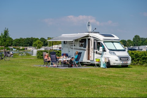 Camper kampeerplaats.jpg